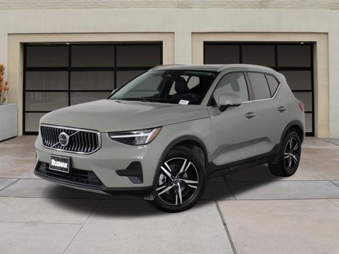 Certified 2025 Volvo XC40 B5 Core image 3