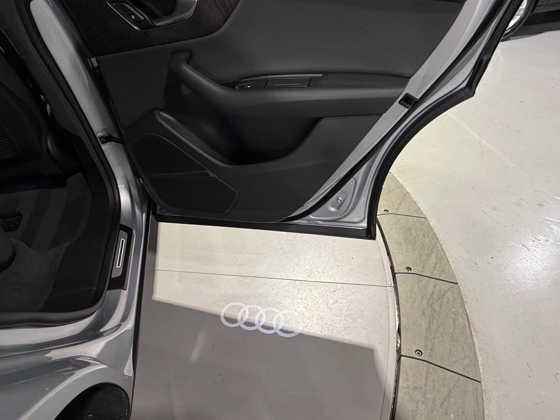 Used 2019 Audi Q8 Premium Plus w/ Premium Plus AWD/4WD image 42