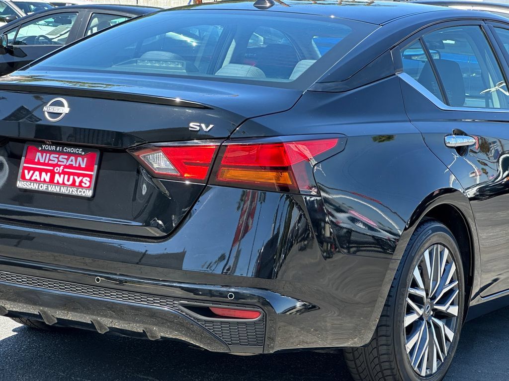 Used 2024 Nissan Altima 2.5 SV FWD image 8