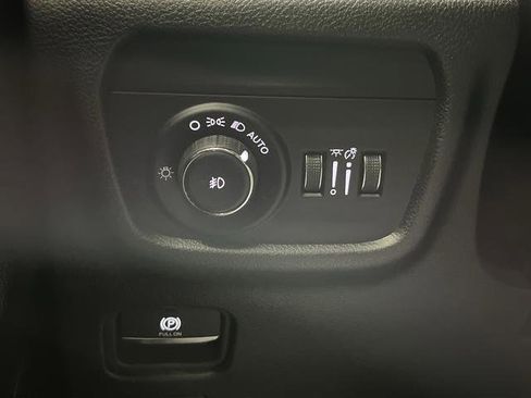 Used 2025 Jeep Grand Cherokee Limited w/ Black Appearance Package image 24