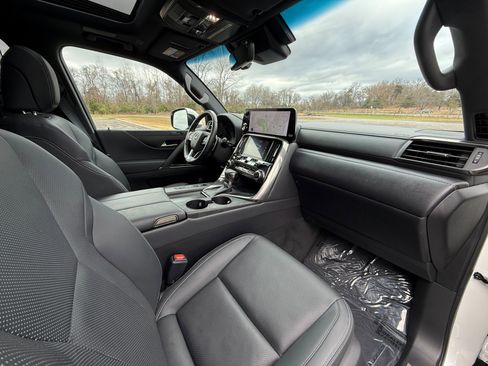 Used 2023 Lexus LX 600 4WD w/ Luxury Package image 21