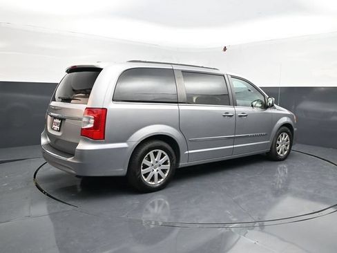 Used 2016 Chrysler Town & Country Touring w/ Driver Convenience Group FWD image 9