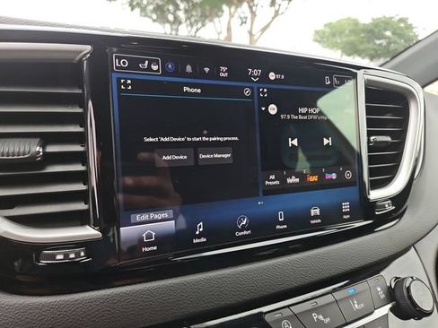 Used 2025 Chrysler Pacifica Select FWD image 13