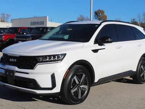 Used 2023 Kia Sorento EX image 3