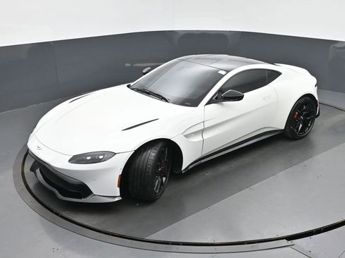 Used 2021 Aston Martin V8 Vantage Coupe image 28