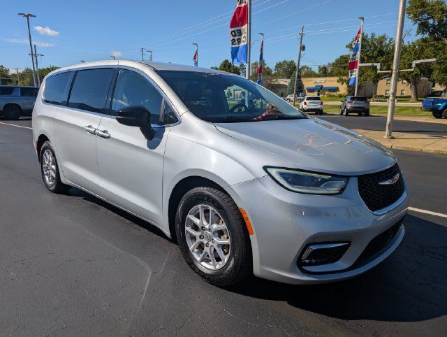 Used 2024 Chrysler Pacifica Touring-L FWD image 7