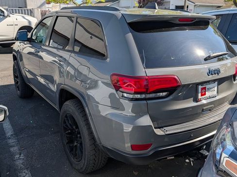 Used 2019 Jeep Grand Cherokee Laredo image 2