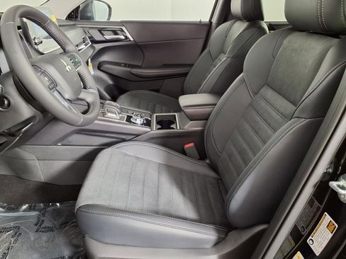 New 2025 Mitsubishi Outlander SE image 19