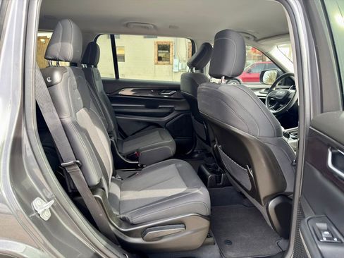 Used 2023 Jeep Grand Cherokee L Laredo image 12