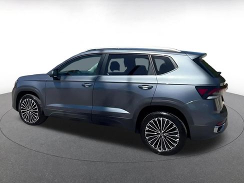 Used 2025 Volkswagen Taos SE FWD image 10