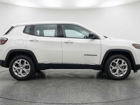 Used 2025 Jeep Compass Latitude image 11