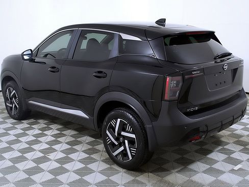 Used 2025 Nissan Kicks SV w/ Charging Package image 9