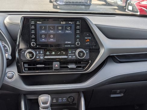 Used 2022 Toyota Highlander XLE AWD/4WD image 19