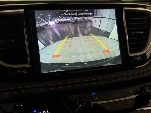 Used 2025 Chrysler Pacifica Select w/ Uconnect Theater Family Group FWD image 19