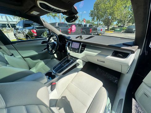 Used 2017 Porsche Macan Turbo AWD/4WD image 14