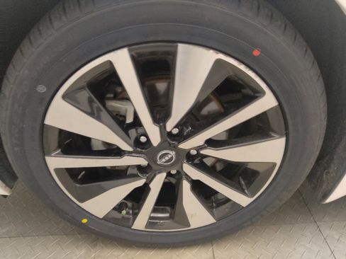 Used 2024 Nissan Sentra SV w/ SV Premium Package FWD image 31