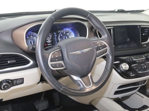 Used 2017 Chrysler Pacifica Touring-L w/ Tire & Wheel Group FWD image 6