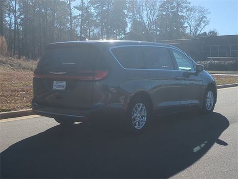 Used 2023 Chrysler Pacifica Touring-L image 13