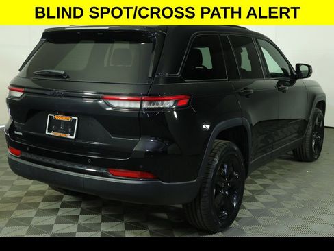 Used 2023 Jeep Grand Cherokee Altitude AWD/4WD image 11