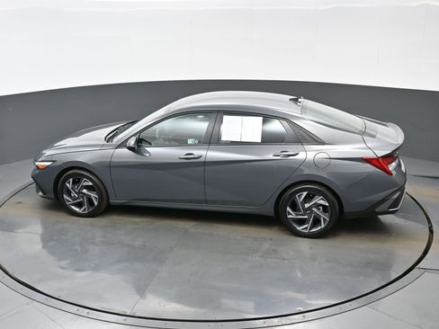 Certified 2025 Hyundai Elantra SEL image 33