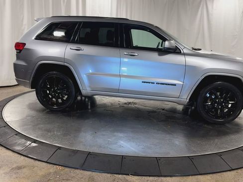 Used 2021 Jeep Grand Cherokee Laredo X image 2