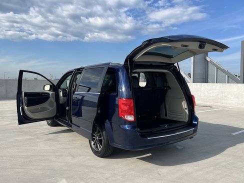 Used 2017 Dodge Grand Caravan SXT FWD image 9