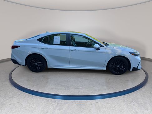 Used 2025 Toyota Camry SE w/ Convenience Package FWD image 4