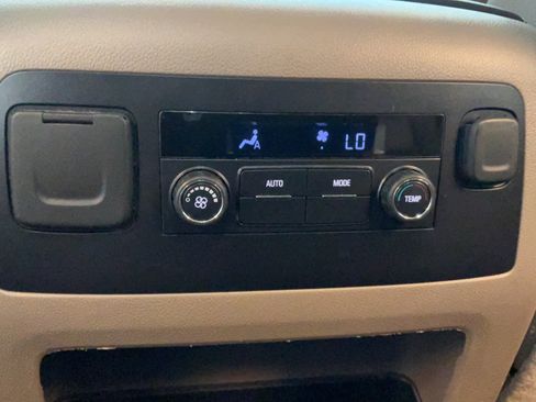 Used 2019 Chevrolet Suburban LT RWD image 32
