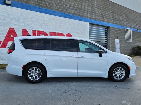 Used 2024 Chrysler Pacifica Touring-L image 8