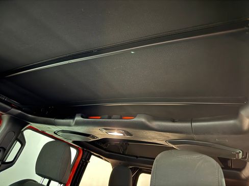 Used 2018 Jeep Wrangler Unlimited Sahara image 29