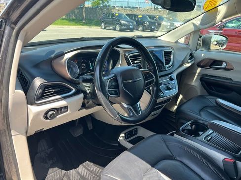 Used 2018 Chrysler Pacifica Touring-L Plus FWD image 18