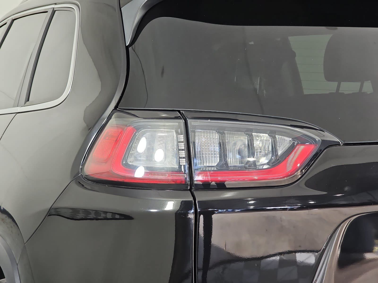 Used 2020 Jeep Cherokee Limited FWD image 29