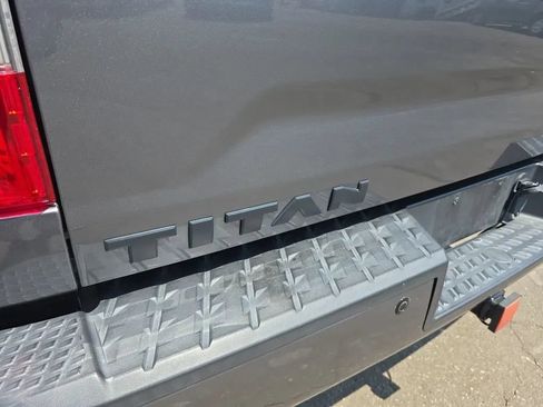 Used 2019 Nissan Titan SV w/ SV Convenience Package RWD image 11