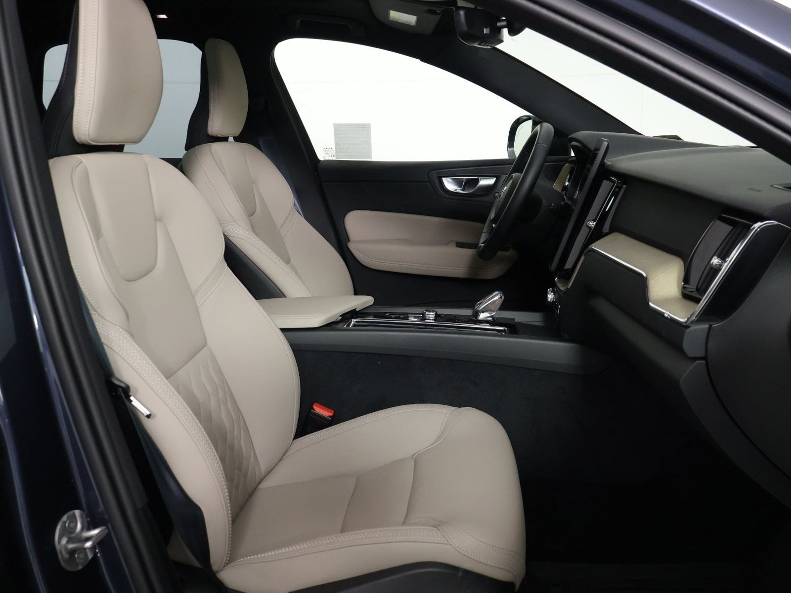 Certified 2026 Volvo XC60 B5 Plus w/ Protection Package Premier AWD/4WD image 29
