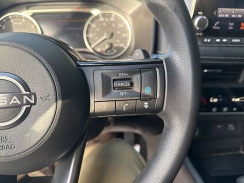 Used 2023 Nissan Rogue SV image 30