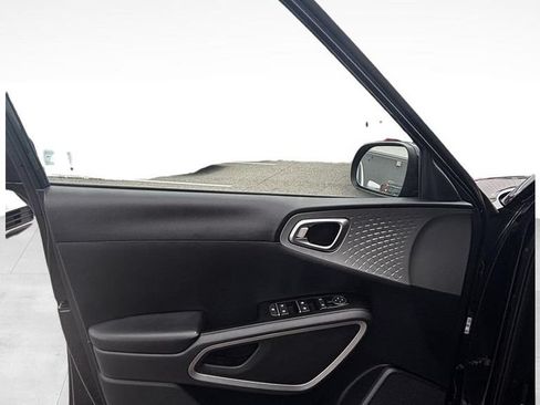Used 2023 Kia Soul S FWD image 11