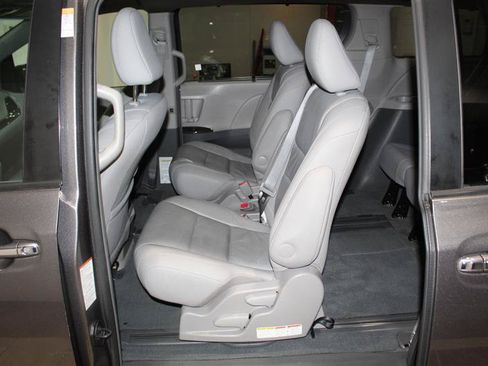 Used 2017 Toyota Sienna XLE w/ XLE Navigation Package FWD image 28