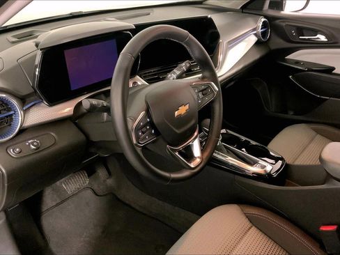 Used 2025 Chevrolet Trax LT w/ LT Convenience Package image 14