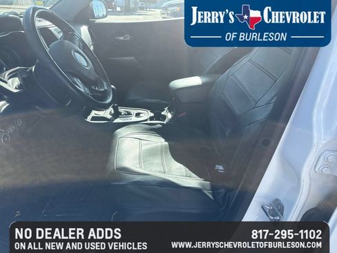 Used 2019 Jeep Cherokee Latitude Plus w/ Comfort/Convenience Group FWD image 11