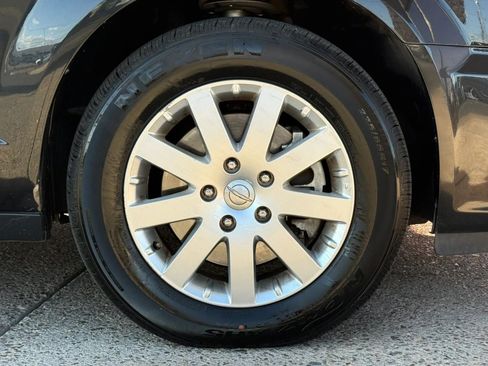 Used 2016 Chrysler Town & Country Touring FWD image 25