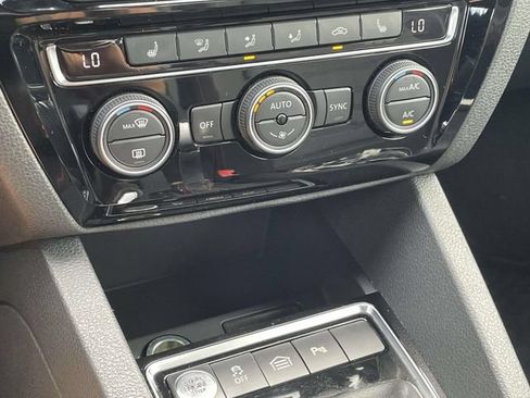Used 2017 Volkswagen Jetta GLI FWD image 29