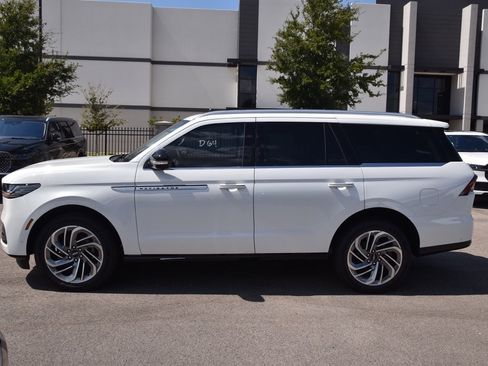 New 2025 Lincoln Navigator Reserve image 11