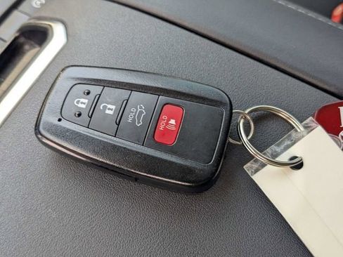 Used 2021 Toyota Highlander XLE FWD image 30