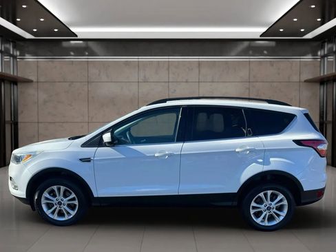 Used 2018 Ford Escape SE image 3