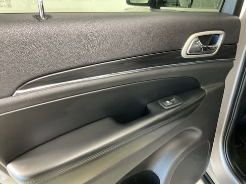 Used 2020 Jeep Grand Cherokee Limited w/ Luxury Group II image 19