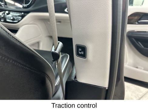 Used 2022 Chrysler Pacifica Limited FWD image 26