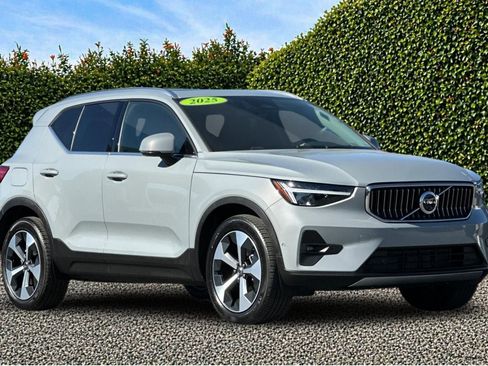 Used 2025 Volvo XC40 B5 Plus AWD/4WD image 1