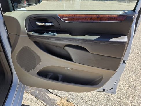 Used 2015 Chrysler Town & Country Touring FWD image 21