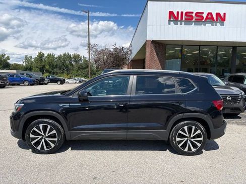 Used 2023 Volkswagen Taos SE w/ Panoramic Sunroof Package AWD/4WD image 8