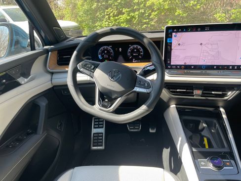 Certified 2025 Volkswagen Tiguan SEL R-Line AWD/4WD image 14
